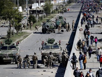 Soldados resguatdam um depósito de combustível em El Alto, nos arredores de La Paz.