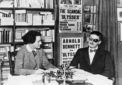 James Joyce, autor de ‘Ulisses’, e sua editora Sylvia Beach em Paris.