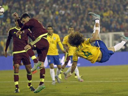 David Luiz arremata contra a Venezuela.