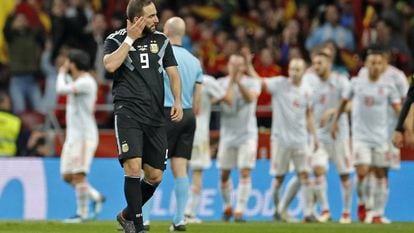 Higuaín lamenta derrota para a Espanha, em Madri.