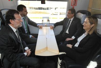 O Príncipe ao lado do primeiro-ministro Mariano Rajoy; da ministra de Fomento, Ana Pastor, e do presidente da Generalitat da Catalunha, Artur Mas durante a viagem inaugural do AVE Barcelona-Girona-Figueres.