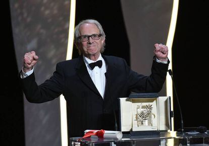 O diretor britânico Ken Loach celebra a Palma de Ouro em Cannes.