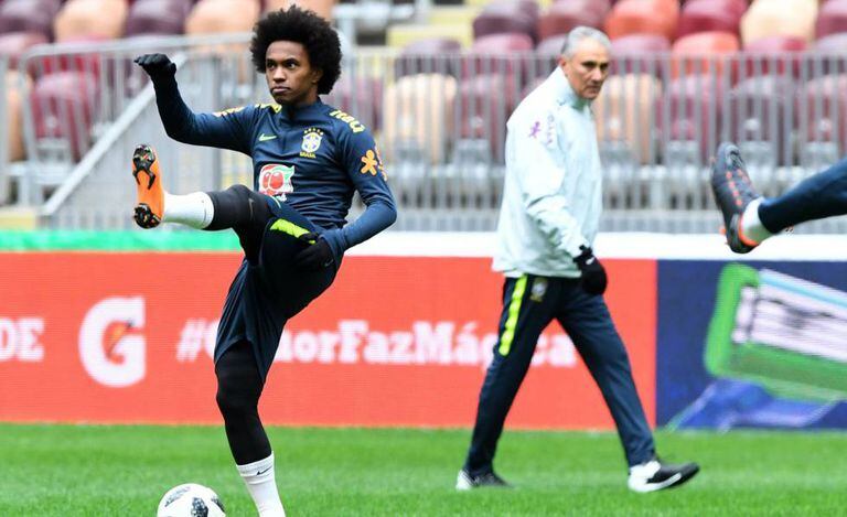 Tite observa Willian no treinamento da seleção brasileira.