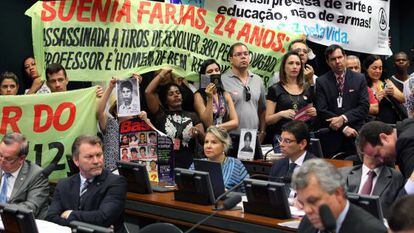 Ativistas protestam durante votação do estatuto