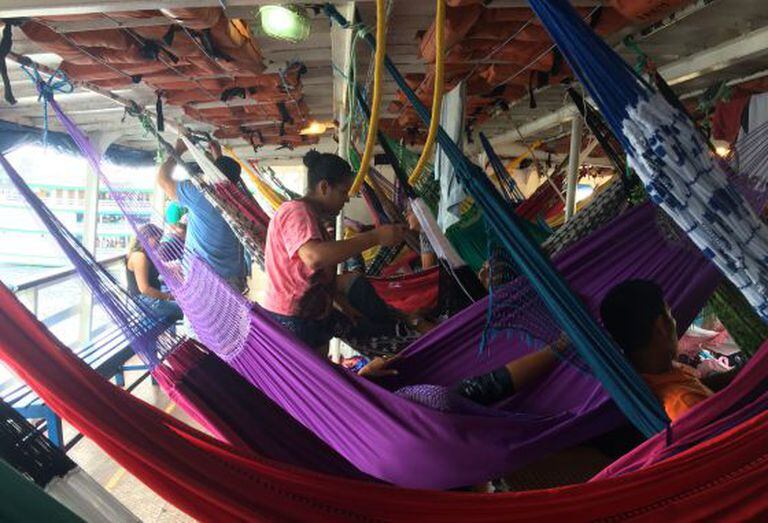 O interior do barco Clívia, saindo de Manaus.