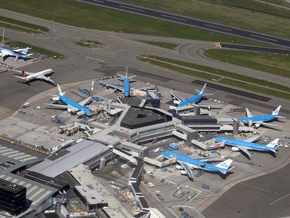Imagem área do aeroporto de Amsterdam, na Holanda, em abril.