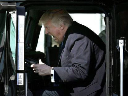 O presidente Donald Trump sentado ao volante de um caminhão, em encontro com os representantes do transporte.