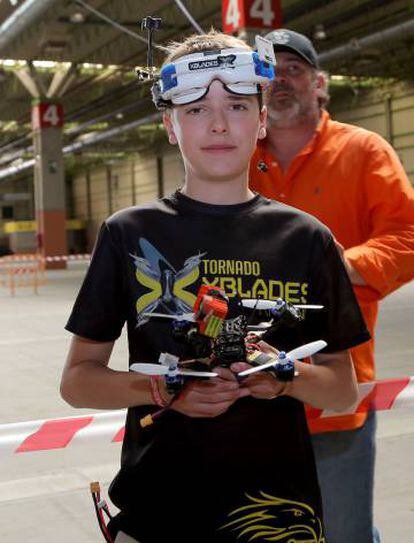 Luke Vannisteur posa com seu dron na apresentação da feira Expodrónica.