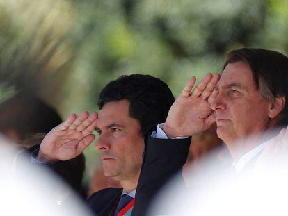 Bolsonaro e Moro durante cerimônia nesta terça-feira. 