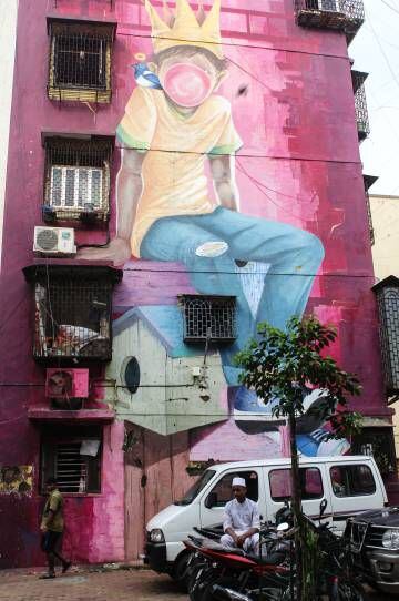 Grafite em fachada de edifício do bairro de Dharav
