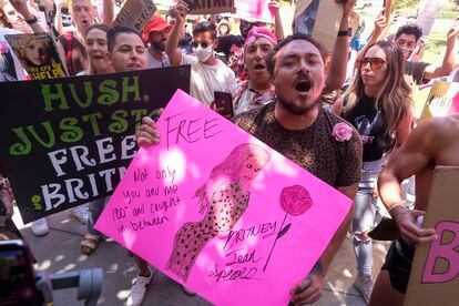 Ativistas do movimento Free Britney em frente ao tribunal que analisa seu caso, em Los Angeles. 