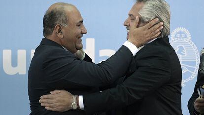 O presidente Alberto Fernández abraça seu novo chefe de Gabinete, Juan Manzur, na Casa Rosada, em Buenos Aires, em 20 de setembro.