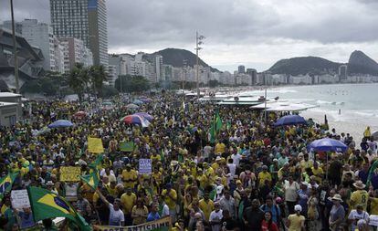 Apoiadores de Bolsonaro durante ato neste domingo na praia de Copacabana, no Rio de Janeiro