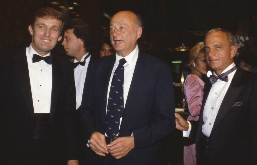 Da esquerda para a direita, Donald Trump, o prefeito Ed Koch e Roy Cohn na inauguração da Torre Trump, em 1983.
