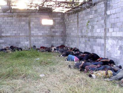 Os 72 cadáveres, em uma vala abandonada em San Fernando.