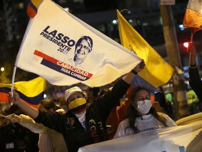 Seguidores de Guillermo Lasso, no domingo após as eleições no Equador.
