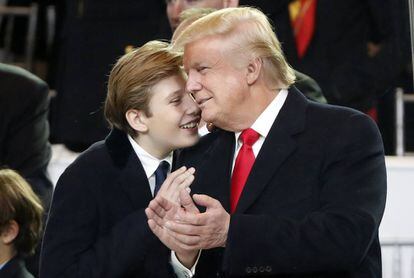 Barron e Donald Trump, na sexta-feira, dia da posse, em Washingotn.