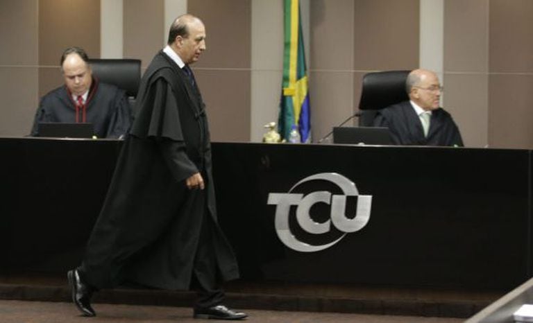 Augusto Nardes chegando ao plenário do TCU nesta quarta-feira.