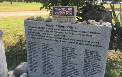 “Os Clinton ordenaram à Força Delta que matasse Koresh e seus seguidores”, diz o cartaz colocado sobre um túmulo que recorda os mortos no cerco de Waco.