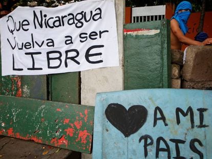 Cartazes em favor da democracia numa rua de Manágua.