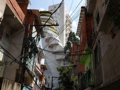 Apartamentos de luxo são vistos das ruas de Paraisópolis, maior favela de São Paulo.