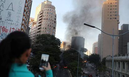 Manifestantes colocaram fogo em pneus em protesto contra medidas do Governo, no centro de São Paulo.