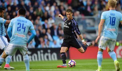 Cristiano Ronaldo finaliza para abrir o placar em Balaídos.