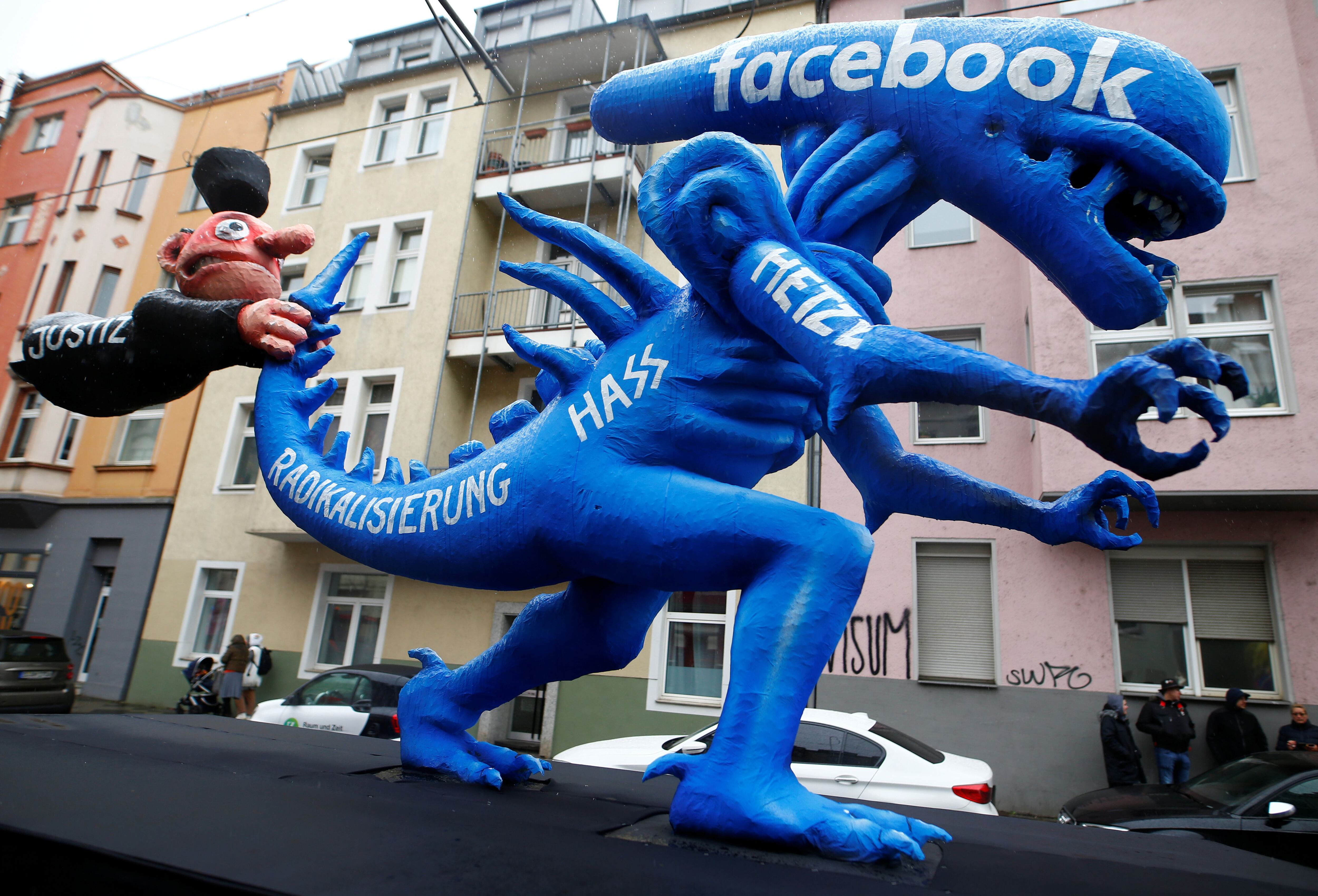 Manifestação em Düsseldorf (Alemanha) em que o Facebook pe criticado  por promover discurso de ódio.