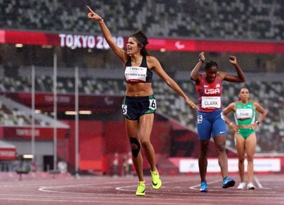 A corredora brasileira Jardênia Felix Barbosa da Silva celebra o terceiro lugar e o bronze nos 400m livre nesta terça-feira.