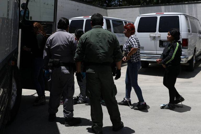 Imigrantes com ordem de deportação, em Texas o 19 de julho.