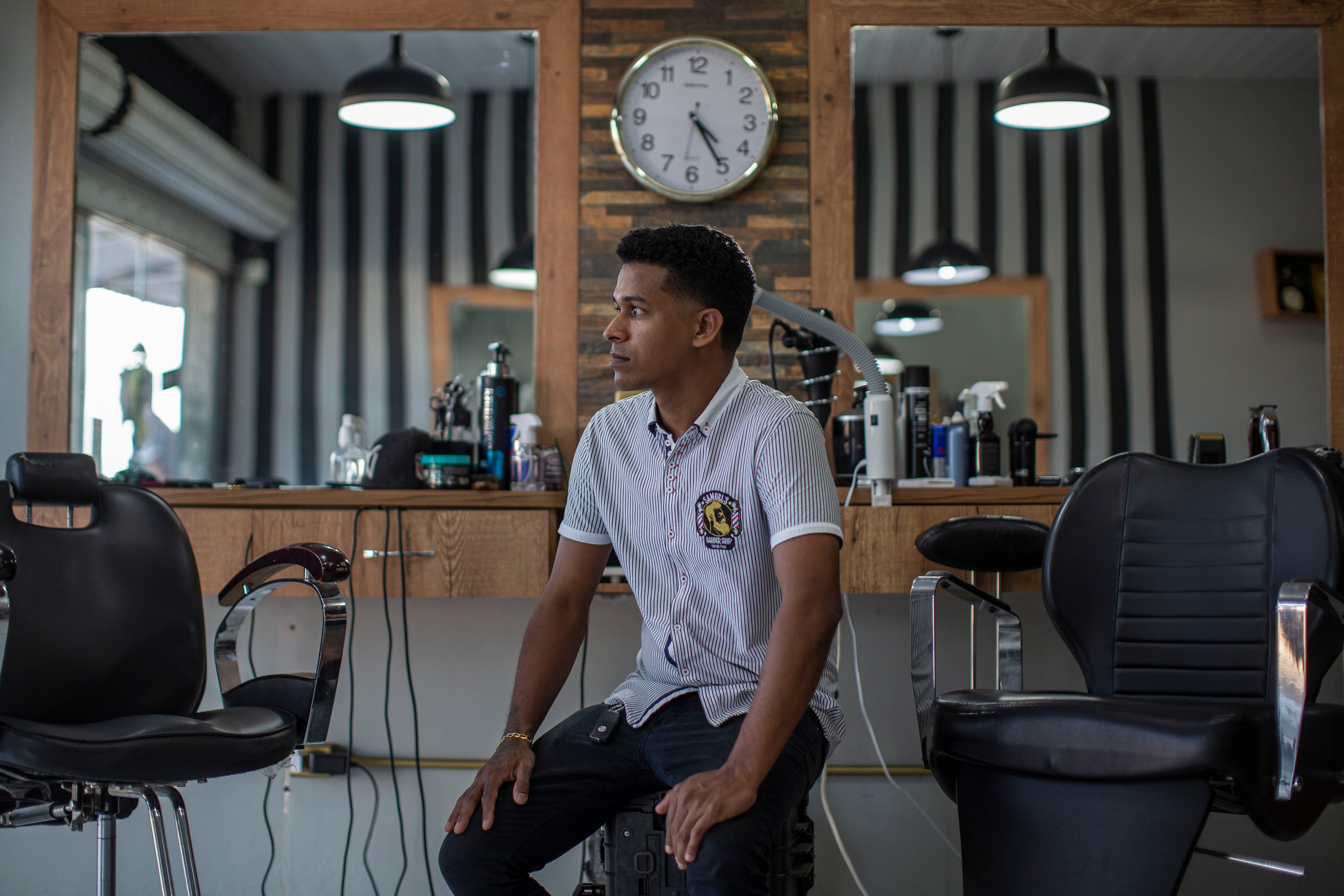 O venezuelano Samuel, que abriu uma barbearia em Boa Vista.