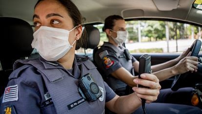 Policiais patrulham com câmeras corporais como parte de um novo programa em São Paulo para reduzir a mortalidade pelas mãos de policiais.