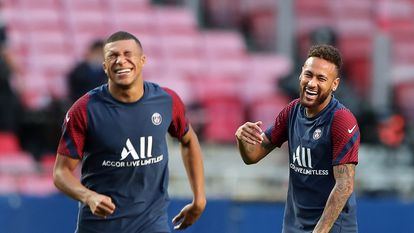 Mbappé e Neymar riem durante o treinamento anterior à final.