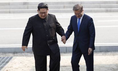 Kim Jong-un e Moon Jae-in durante a histórica cúpula entre as duas Coreias em abril.