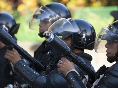 Integrantes da Guarda Nacional Venezulana em frente a um grupo de manifestantes, dia 16 de fevereiro.
