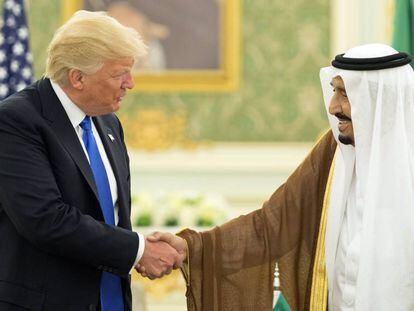 O presidente dos Estados Unidos, Donald Trump, cumprimenta o rei da Ar&aacute;bia Saudita, Salman bin Abdulaziz al-Saud, em encontro de maio de 2017