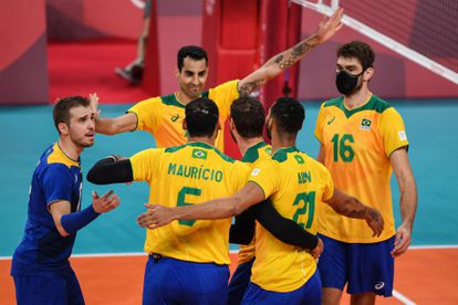 Brasileiros do vôlei comemoram ponto sobre a Tunísia na estreia.