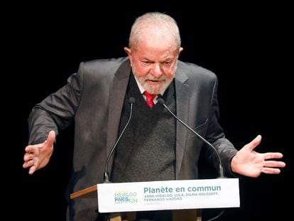 Lula ao receber prêmio em Paris.
