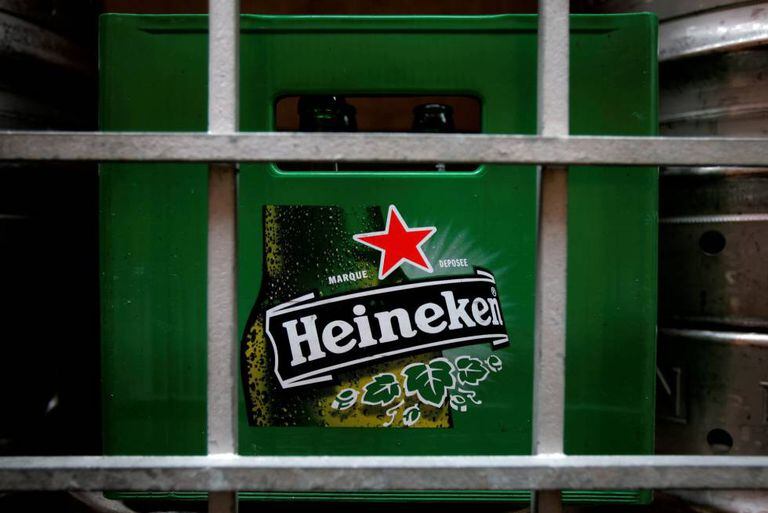Um recipiente de garrafas de cerveja Heineken em um restaurante de Singapura.