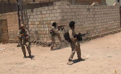 Combatentes do Estado Islâmico em Deir al Zor.