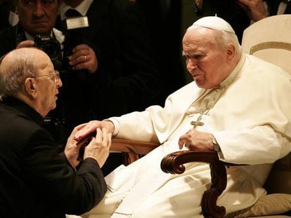 João Paulo II recebe Marcial Maciel no Vaticano, em 30 de novembro de 2004.