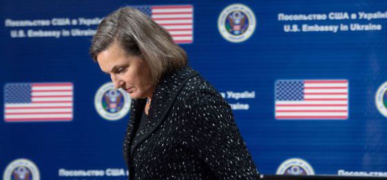 A subsecretaria de Estado, Vitória Nuland, na embaixada de EUA na Ucrânia nesta sexta-feira.
