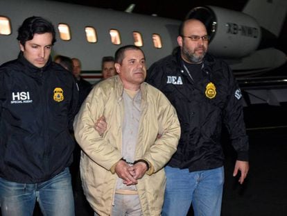 O traficante ‘El Chapo’ desembarca nos EUA após ser extraditado pelo México.