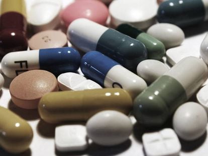 Uma seleção de cápsulas e comprimidos de antidepressivos
