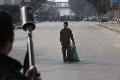 Uma criança observa membros das forças de segurança do Egito que estão dispostos a dissolver uma manifestação de apoio a Mursi, na sexta-feira.
