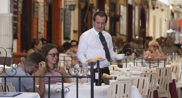 Garçom atende uma mesa em restaurante de Ronda (Málaga).