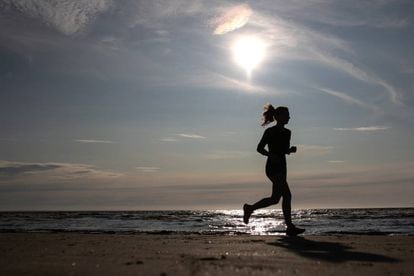 Uma mulher faz 'jogging' em uma praia russa, em julho.