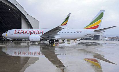 Avião da companhia Ethiopian Airlines, um Boeing 737 Max 8, mesmo modelo da aeronave que caiu deixando 157 mortos neste domingo, no voo ET302.