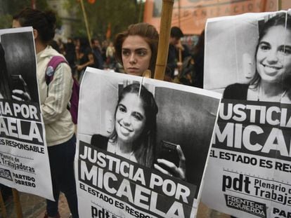 Marcha na praça de Maio para exigir o esclarecimento do crime de Micaela García, no dia 11 de abril.