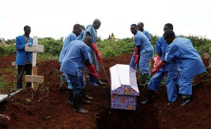 Trabalhadores da Cruz Vermelha durante o enterro, em 28 de março, de uma mulher vítima do ebola em Butembo.